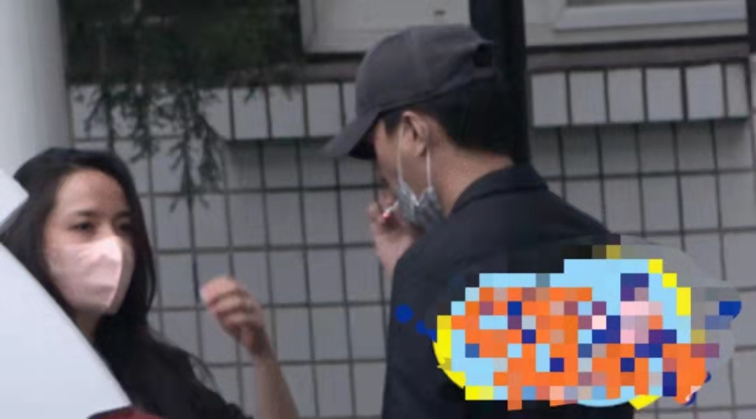 靳东与妻子罕见同框秀恩爱!手挽手同行显甜蜜