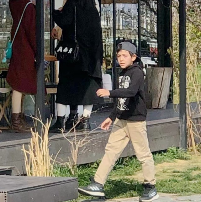 劉燁老婆五一帶兒子外出，十歲諾一長高又變帥，五官越來越像外公