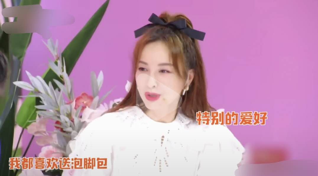 情商直线下滑？林允直播间直言闻到吴昕脚气味，吴昕尬笑好心接梗