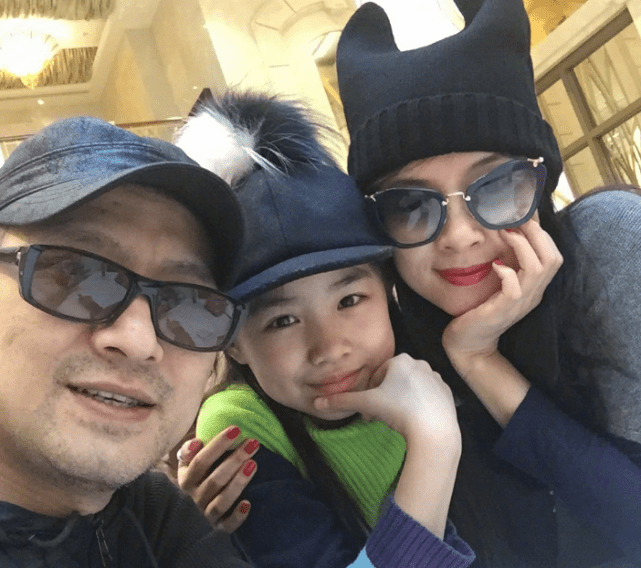 汪峰大女儿近照曝光，16岁小苹果化浓妆衣着性感，气质显成熟