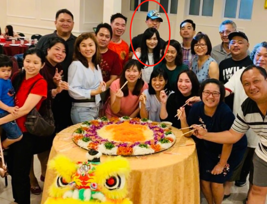 41歲吳尊曬與同學聚會照，被指像是兩輩人，手拿大疊紅包太豪氣