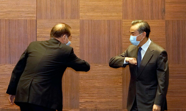 韓媒：王毅帶著茅台與韓議員共進晚餐，暢所欲言