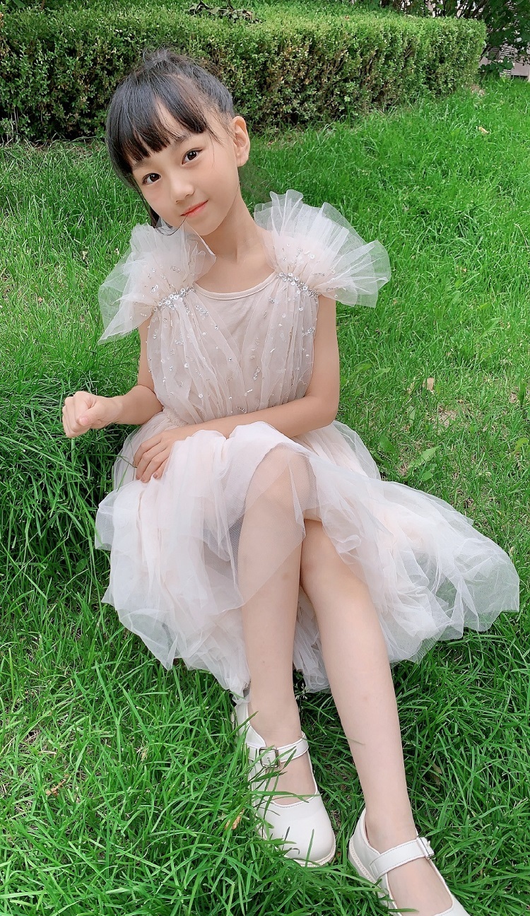 女大十八变！9岁的小山竹美得让人认不出，面对镜头表现力十足