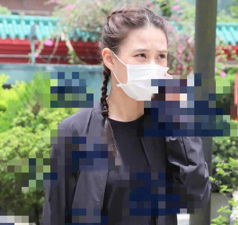 赌王去世头七家属请高僧做法事，四房集体现身