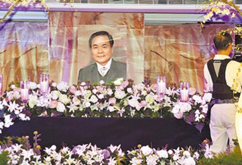 10年前丈夫意外坠楼去世，膝下无儿无女，如今刘雪华过得怎么样？