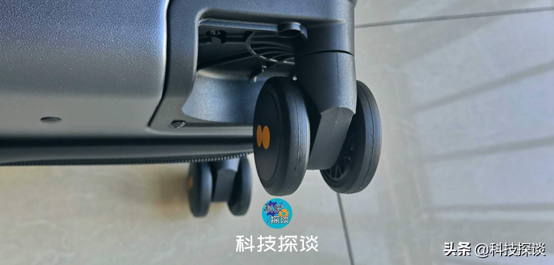 国货把背包的便捷性带进行李箱，让笔记本轻松放置，手机快捷充电