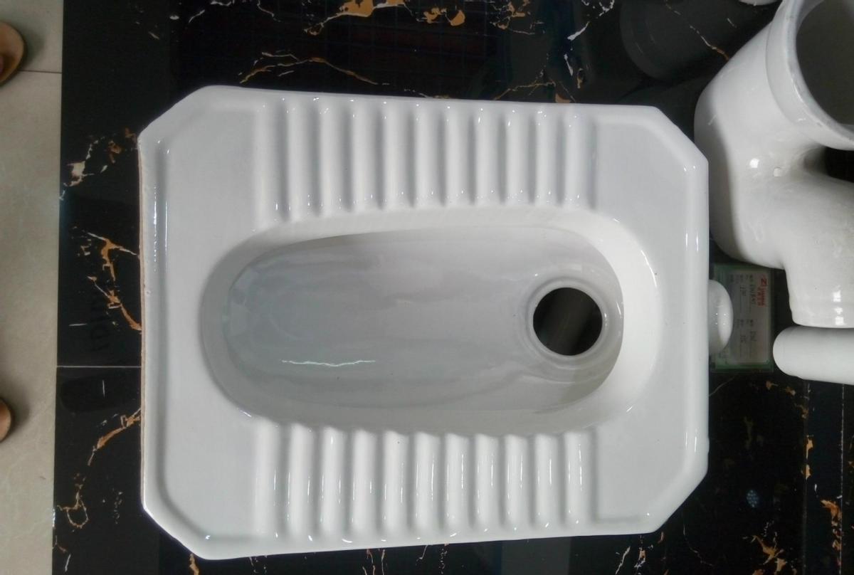 Why is the squatting toilet leaking?See if there is a problem with
