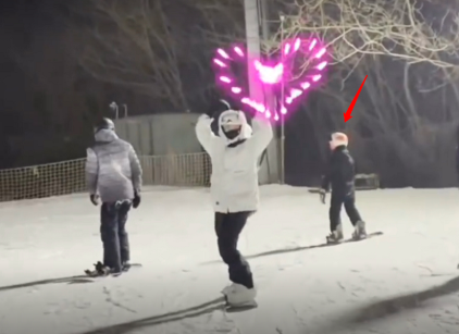 王寶強10歲兒子正臉曝光，濃眉大眼像極馬蓉，父子倆日常超溫馨