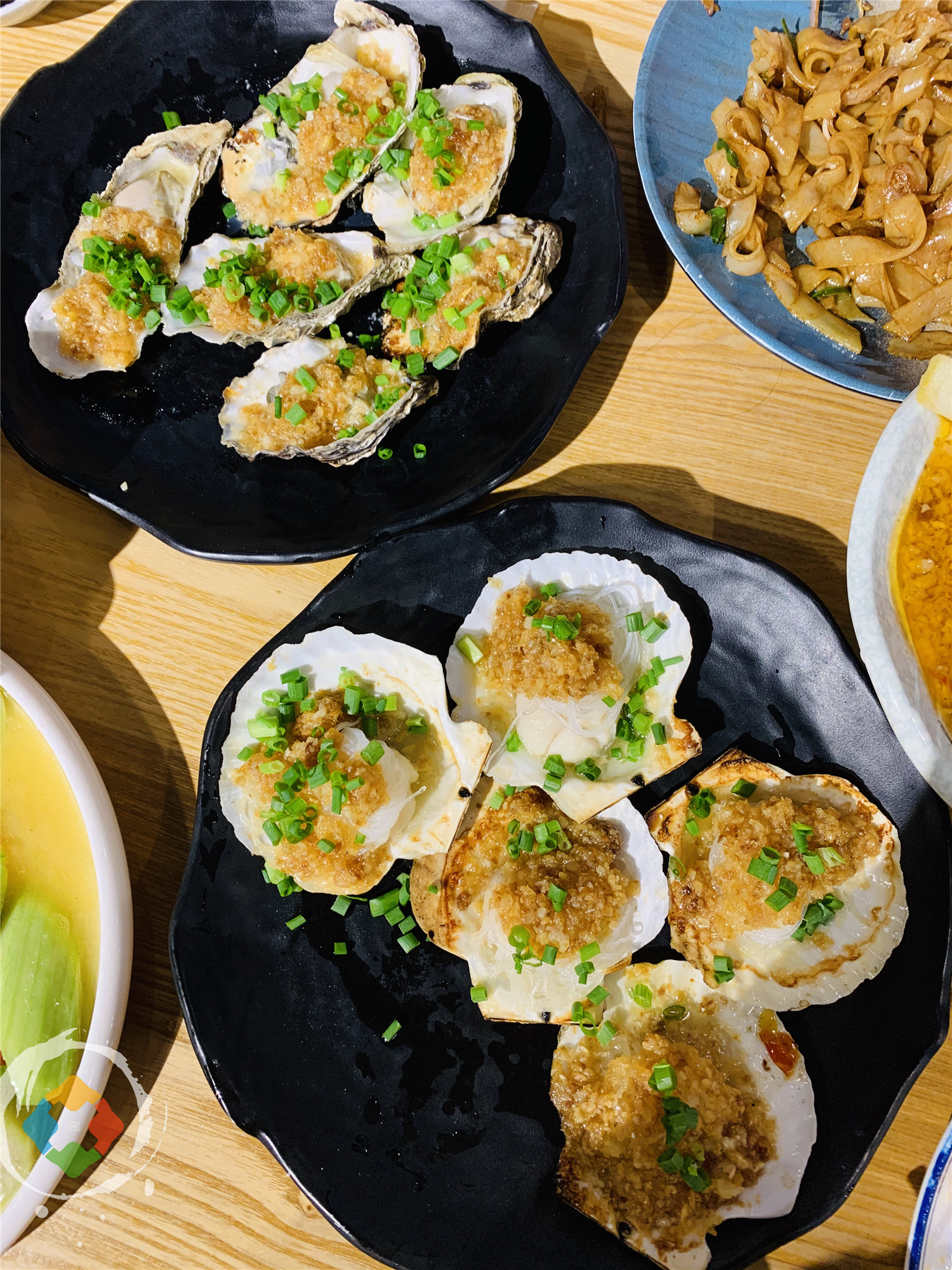 为什么重庆人要在大排档养生？一边吃着小龙虾生蚝，一边喝着热粥