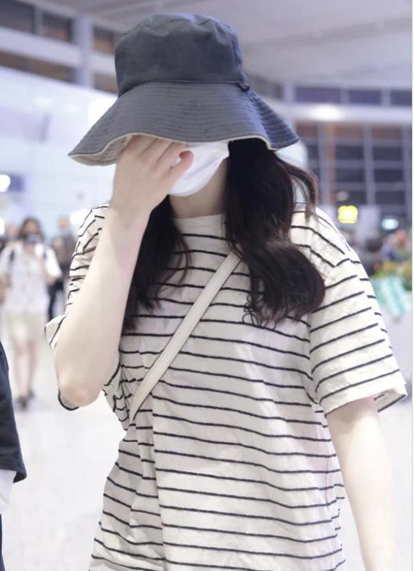 迪丽热巴被求婚后现身机场状态不佳，助理寸步