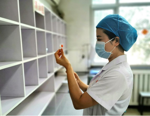 方舱战疫，她摘下口罩的样子，让人瞬间泪目……