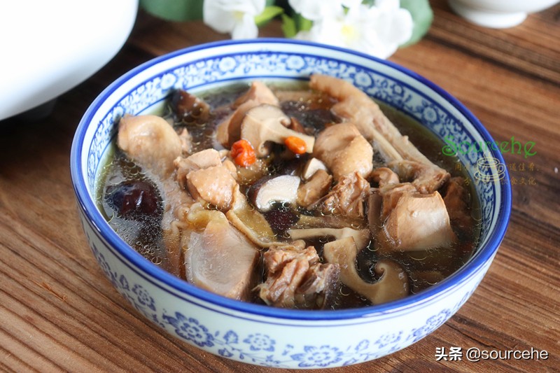 煲雞湯加這三種食材，熱乎乎暖暖的，很適合長輩喝，尤其冬天