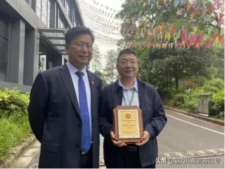 綿陽(yáng)中學(xué)實(shí)驗(yàn)學(xué)校獲市大課間展評(píng)活動(dòng)最高獎(jiǎng)(圖31) 綿陽(yáng)中學(xué)實(shí)驗(yàn)學(xué)校獲市大課間展評(píng)活動(dòng)最高獎(jiǎng)(圖31)