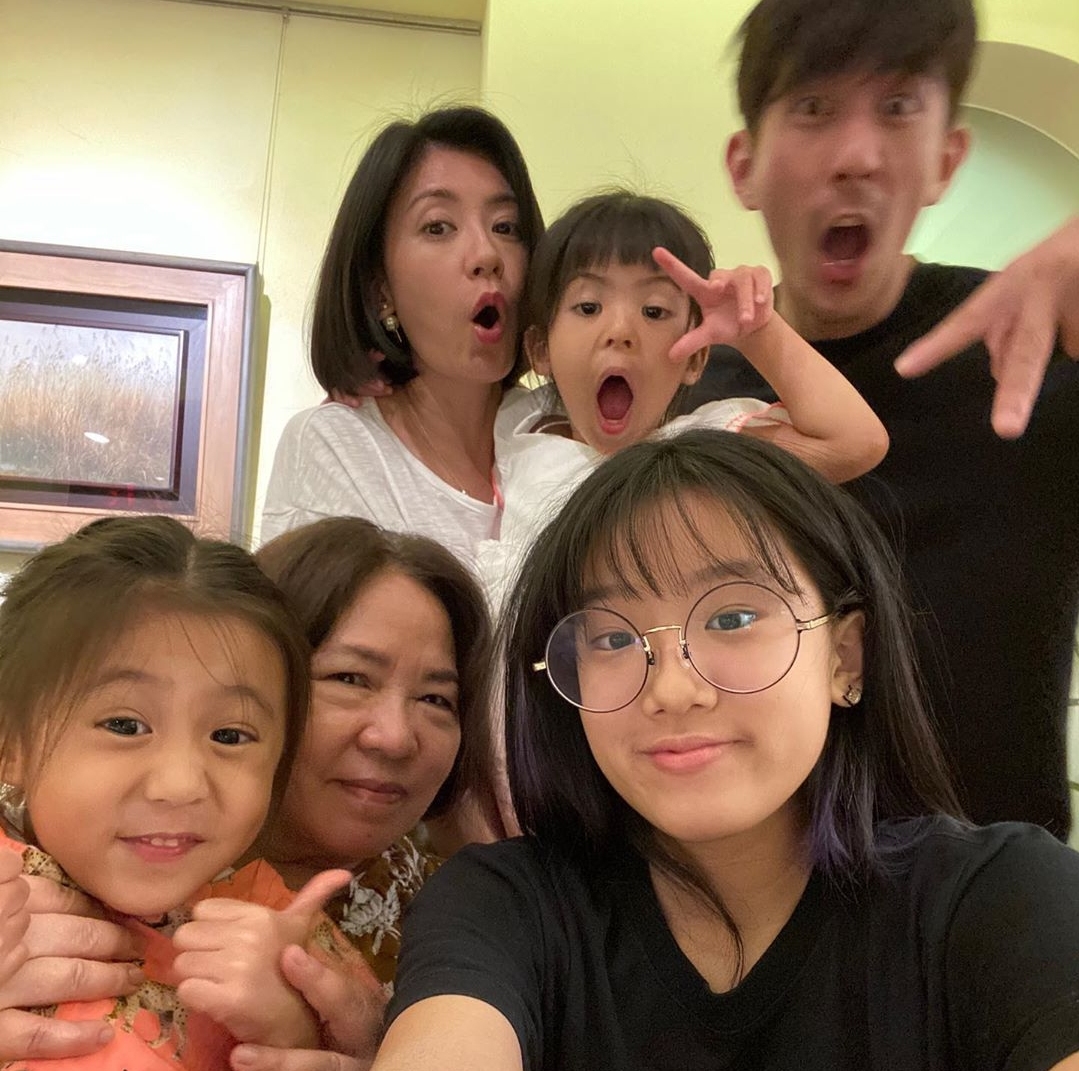 梧桐妹晒与妈妈妹妹同框，波妞戴卷发器爱臭美，贾静雯素颜仍年轻