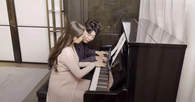 郎朗與孕妻四手聯彈做胎教，吉娜懷孕8個月肚大如籮，狀態超好