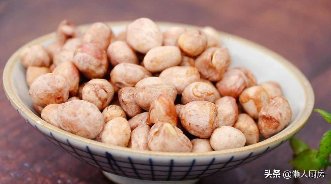 原來用微波爐也能做花生米，撒點鹽倒入水，這是鹽焗花生米的做法