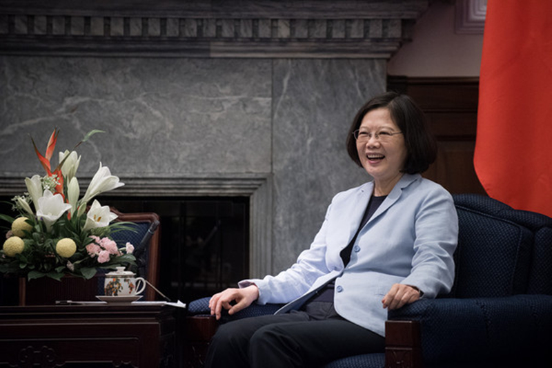 給蔡英文�穿龍袍�後，這家媒體慘遭�報復�