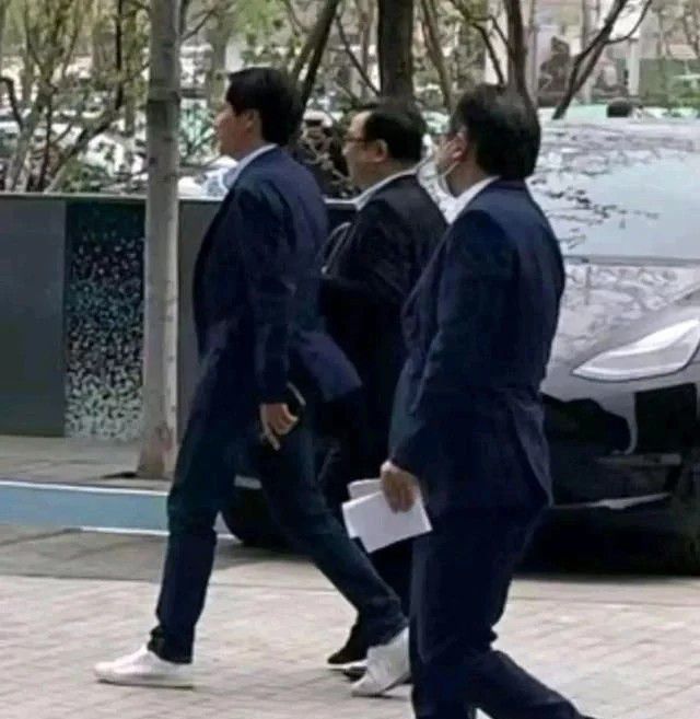 雷军“急”了！小米砸1000亿造车缺技术，第一时间搭上华为供应商