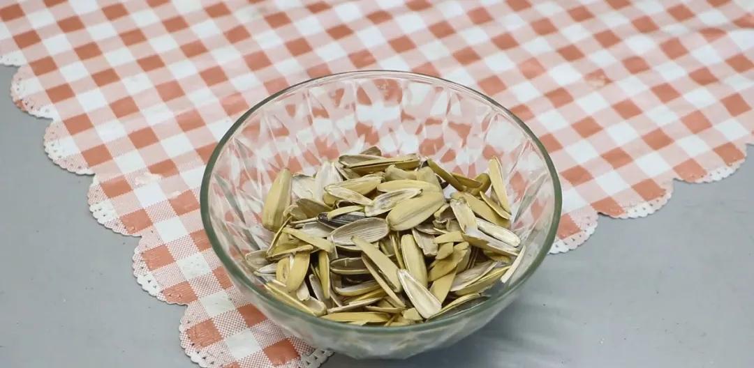 Don't throw away the melon husks you eat at home. Use them to grow