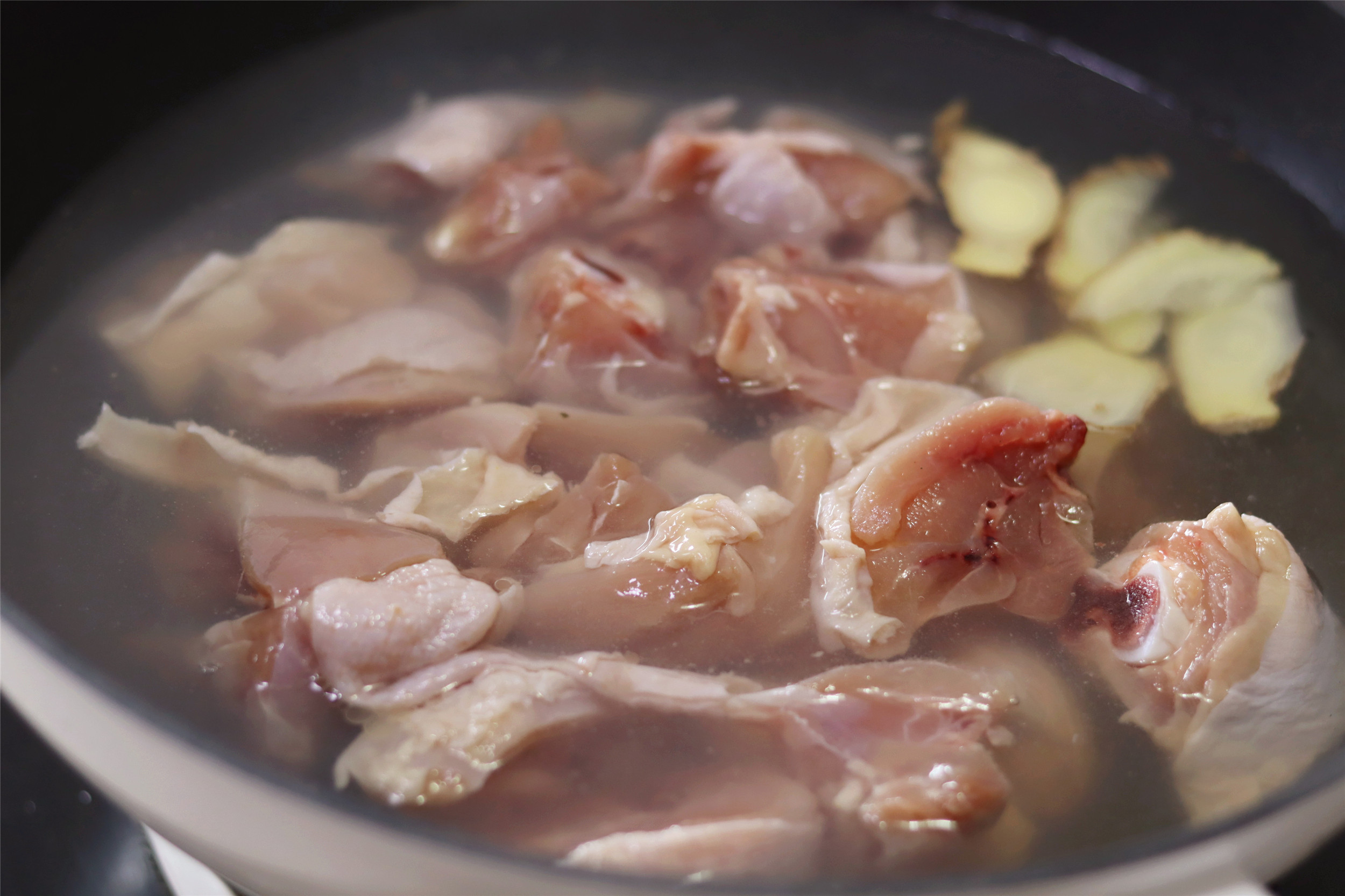 To cook yellow braised chicken rice, the restaurant chef teaches you one trick. When done right, the soup is fragrant and the chicken is tender