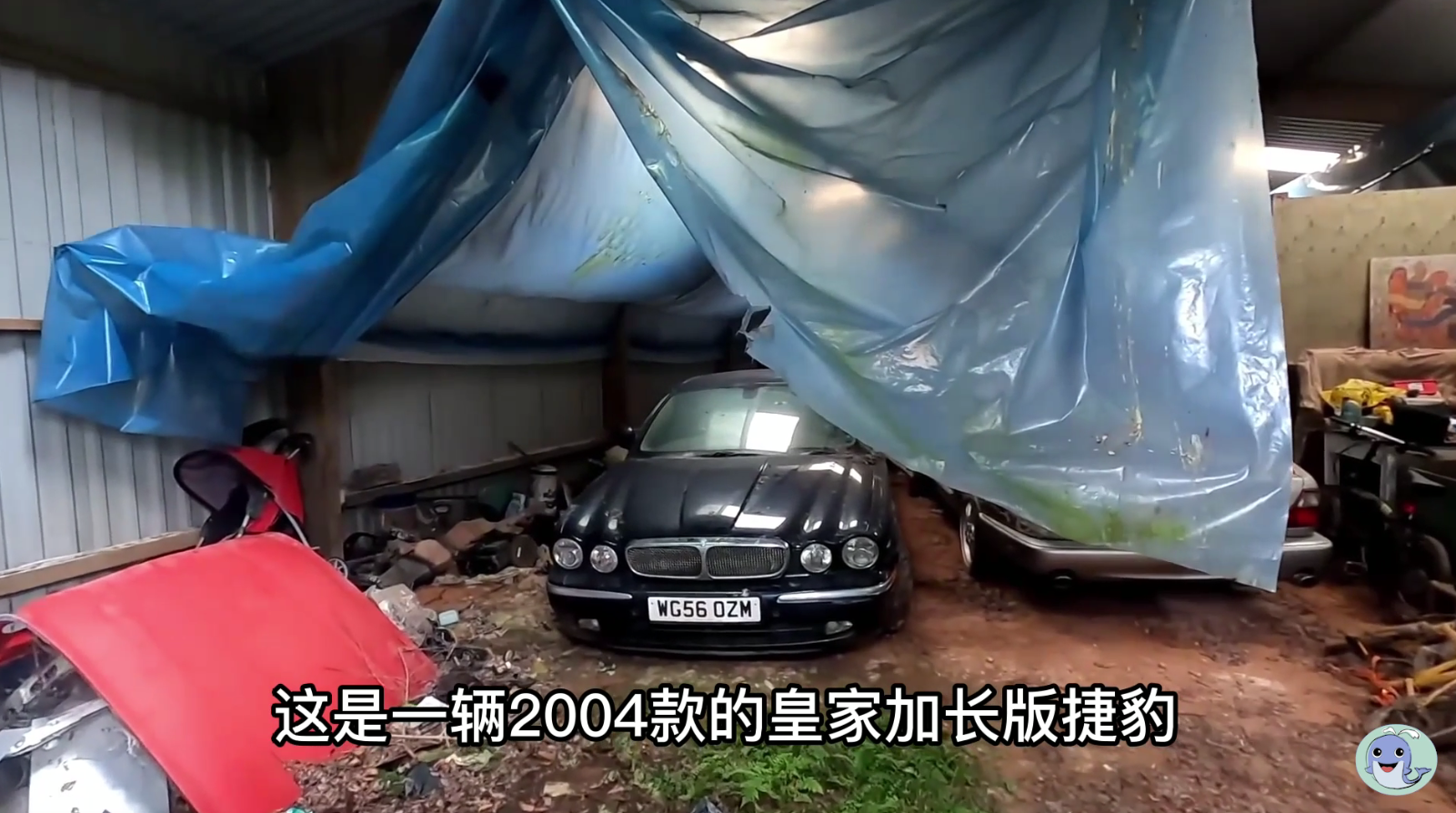 这是一栋被主人遗弃的房屋，价值180万的汽车都不要了
