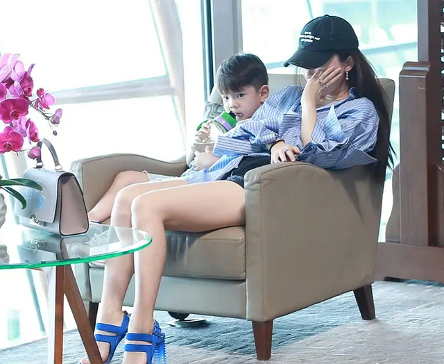 有一种“好妈妈”叫霍思燕，下跪给儿子绑鞋带，谁注意她的膝盖？