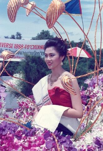 53岁英拉近况曝光，奥巴马曾看她到目不转睛，挎爱马仕气质真绝