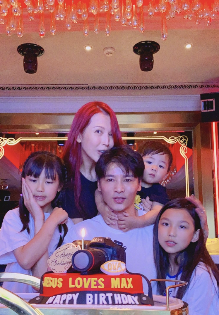 48岁蔡少芬晒庆生照，张晋推掉工作陪吃烛光晚餐，甜蜜相拥超幸福