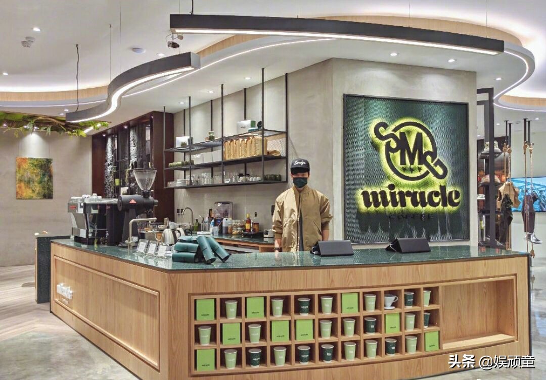 五人齐聚的林俊杰咖啡店试营业，知道店中咖啡价格后 网友：还好
