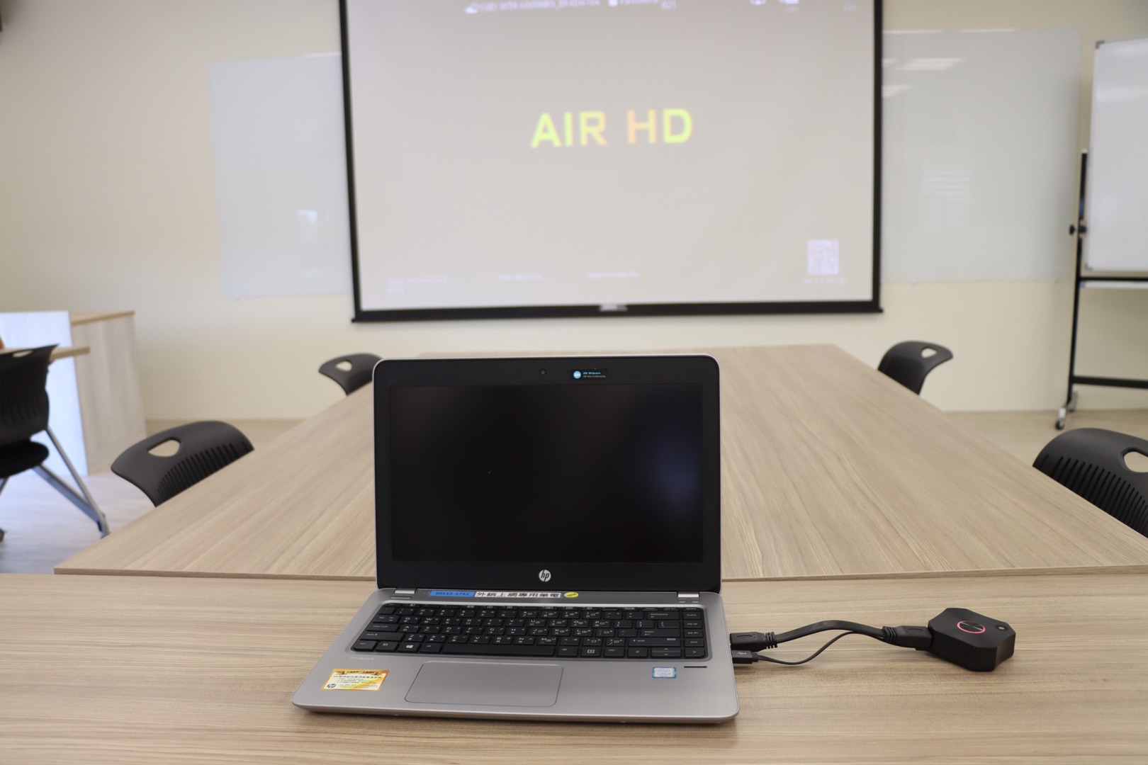 How to connect the projector wirelessly to computer and mobile phone