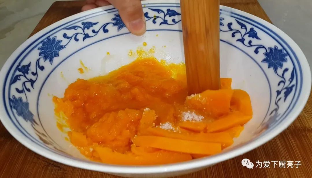 自制南瓜丸子的做法，锅里一炸，出锅不发硬不吸油，全家都抢着吃