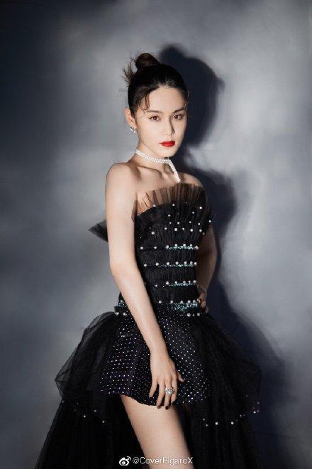 杨颖抠图走红毯遭网友怒谯带坏风气，费加罗风