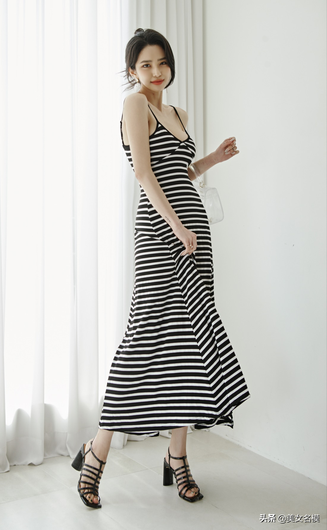 黑白色條紋吊帶裙，輕輕鬆松拉高顏值