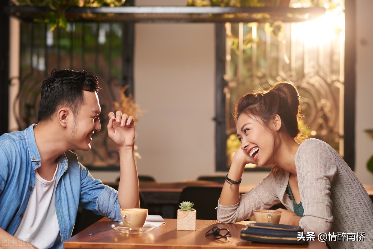 女人对你有好感，会有这五种小“暗示”，男人要读懂