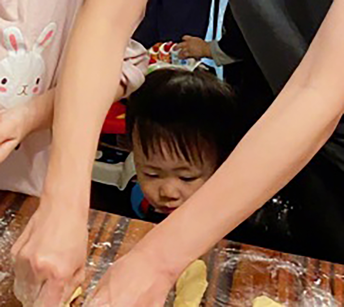 蔡少芬和倆女兒做麵包有模有樣，小兒子在旁探頭探腦圍觀呆萌可愛