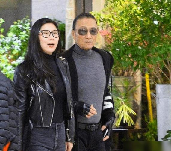 84岁谢贤终于摘下墨镜，面瘦肌黄似农民，喉咙大