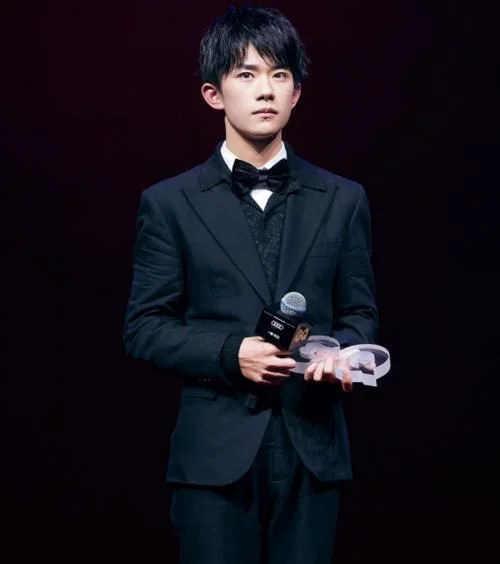 “黄金20岁”的4位男星，千玺获奖，王源留学，