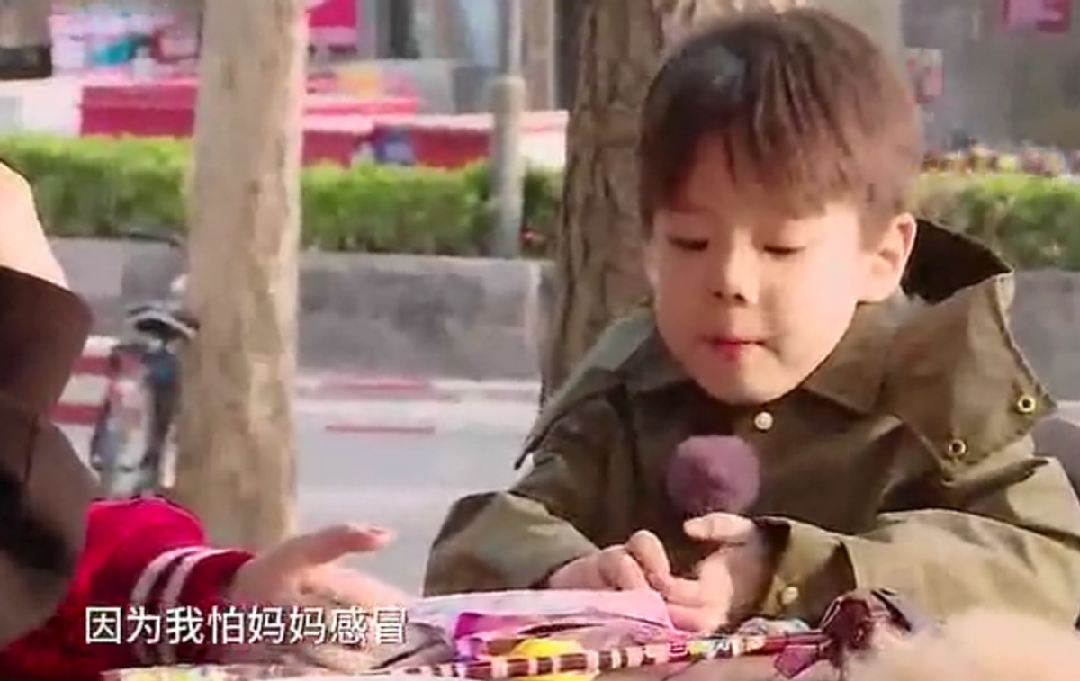霍思燕兒子衝浪掉海裡太驚險，身高快到杜江肩部，暖心舉動顯素質