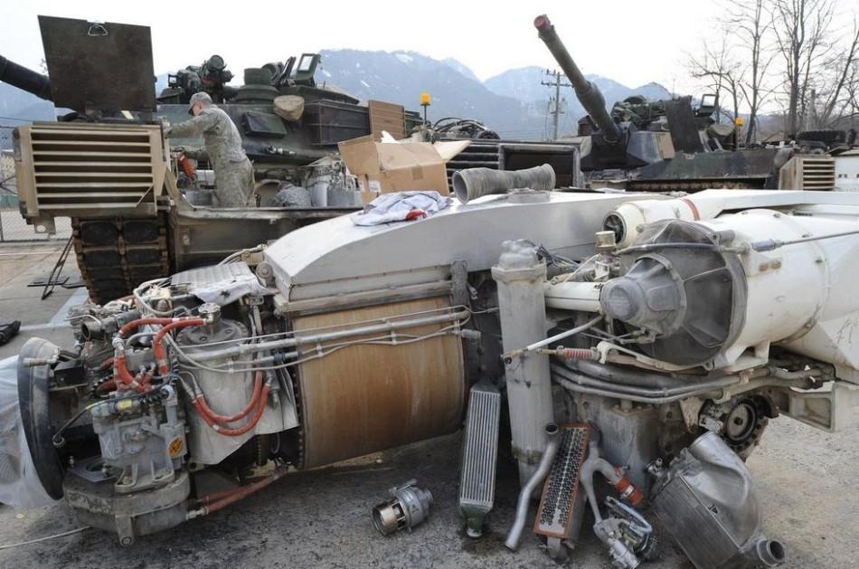 Why does the Abrams main battle tank use the AGT1500 gas turbine as