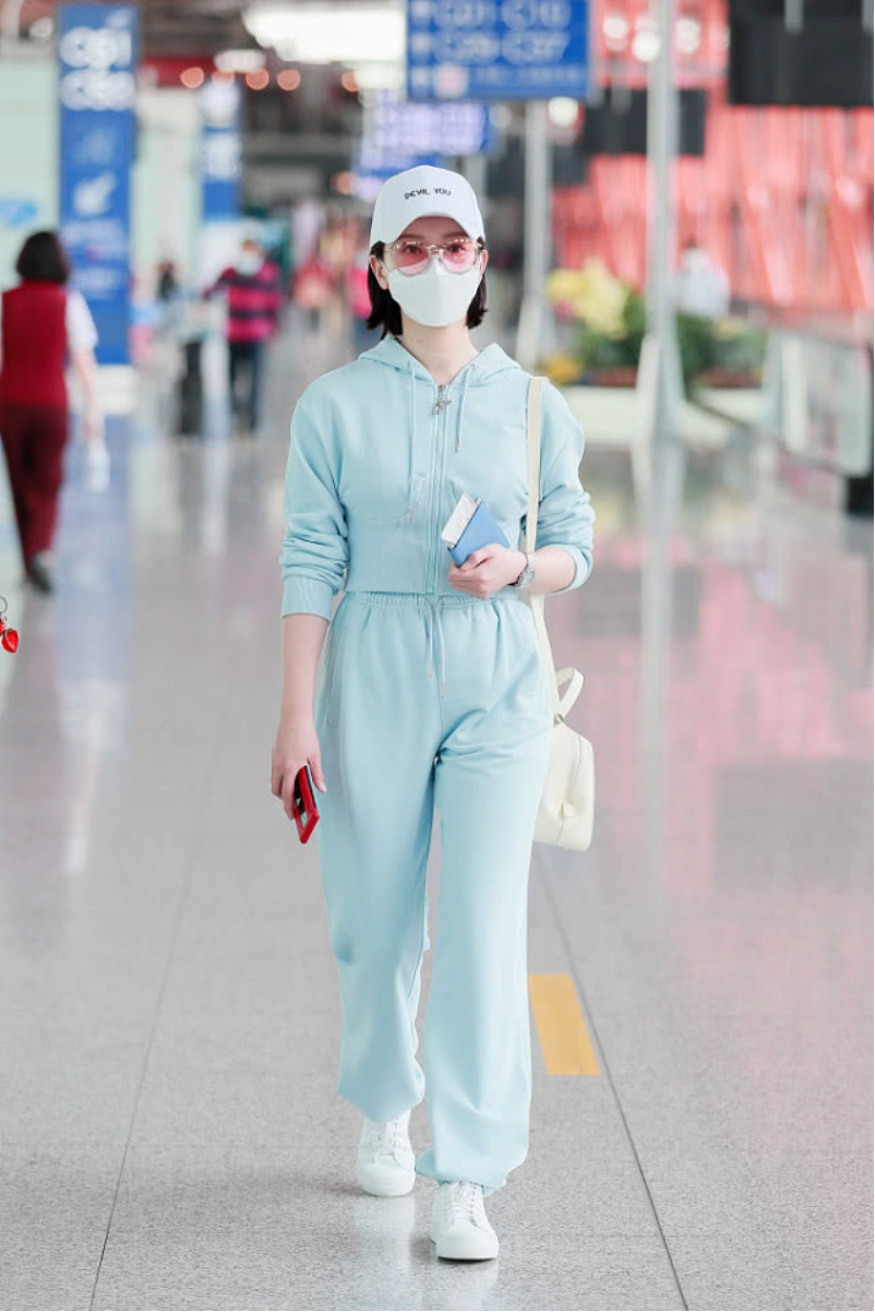 陈数被这条裤子害惨了，侧身时小肚子太凸，勒