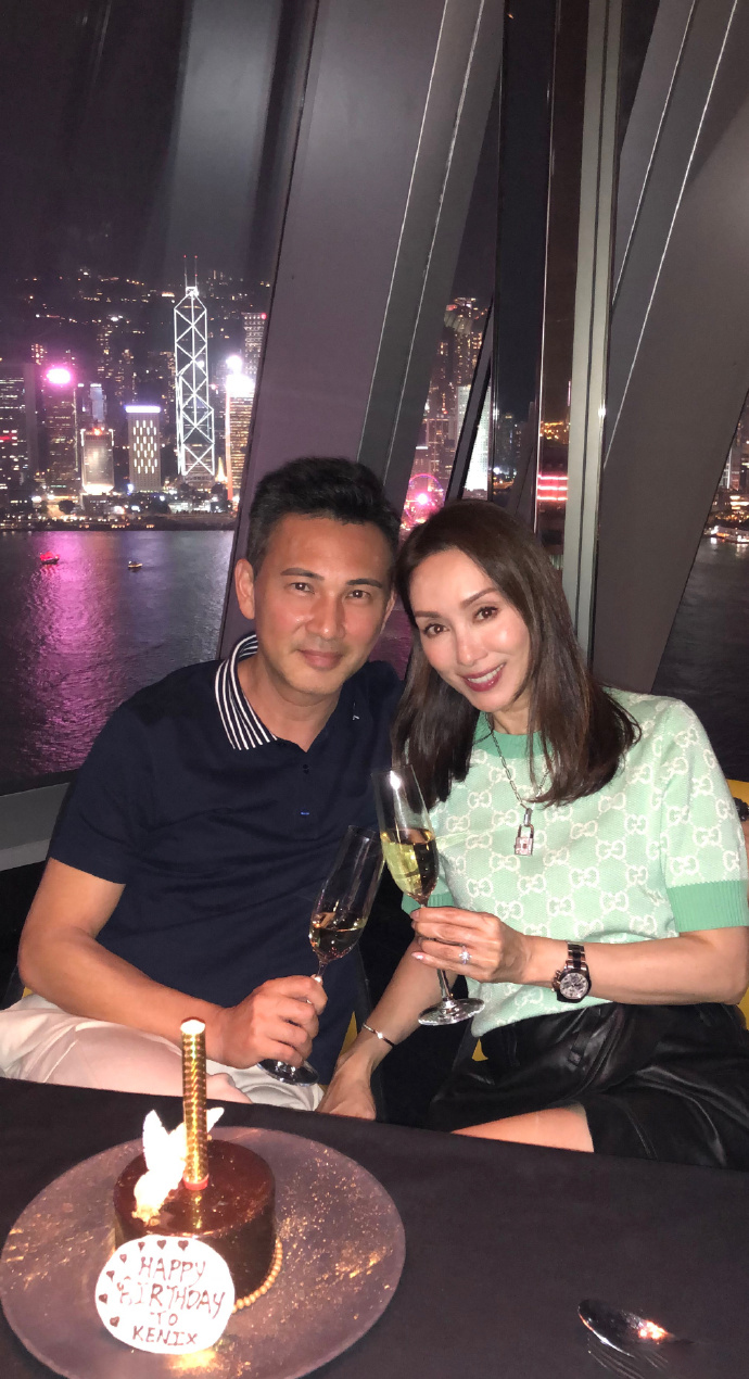 郭可盈50歲生日，和老公甜蜜同框秀恩愛，10歲女兒和爸爸很像