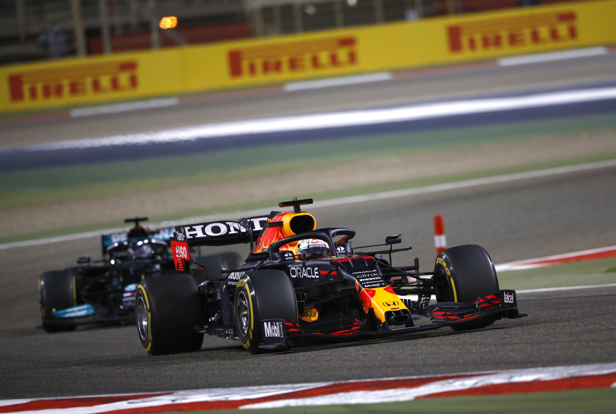 F1巴林站：汉密尔顿险胜维斯塔潘 奔驰F1终于寻到