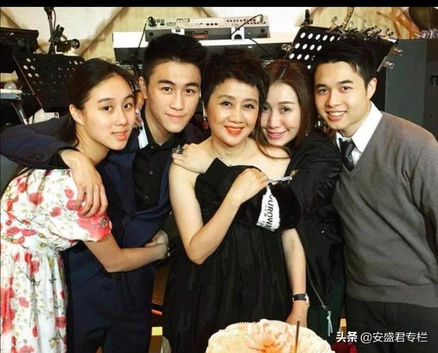 赌王何鸿燊大儿子和小儿子相差49岁，儿子里最像