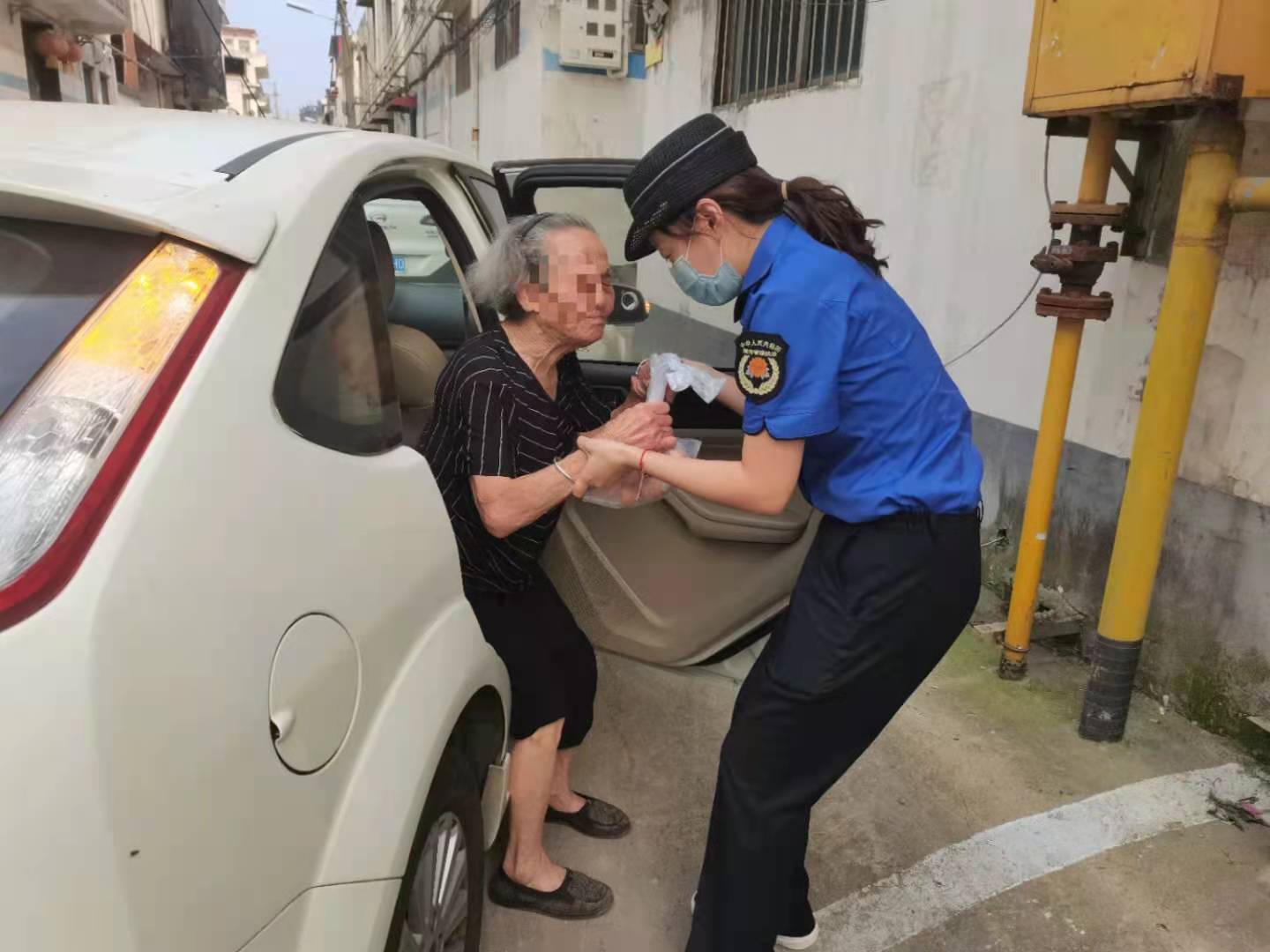 扶不扶？追不追？漯河“城管蓝”成为城市文明的守护色