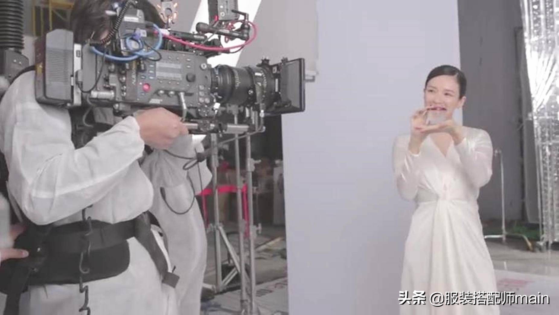 章子怡产后复工，面容姣好状态佳，穿白裙身材苗条根本不像二胎妈