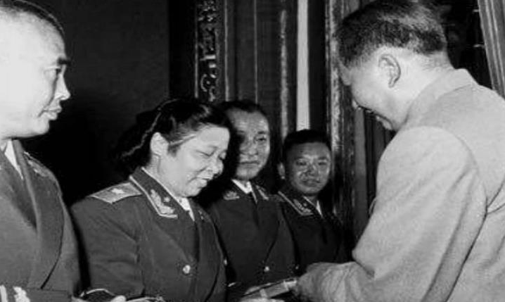 新中国第一位女将军，回乡时遇上毒打过自己的前夫，托人带了句话