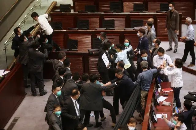 政治两极化将严重影响香港发展！让专业团体回归本职，共谋良策