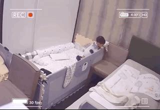 安以轩一岁一个月儿子玩“越狱”，翻床身手敏捷，被指是惯犯