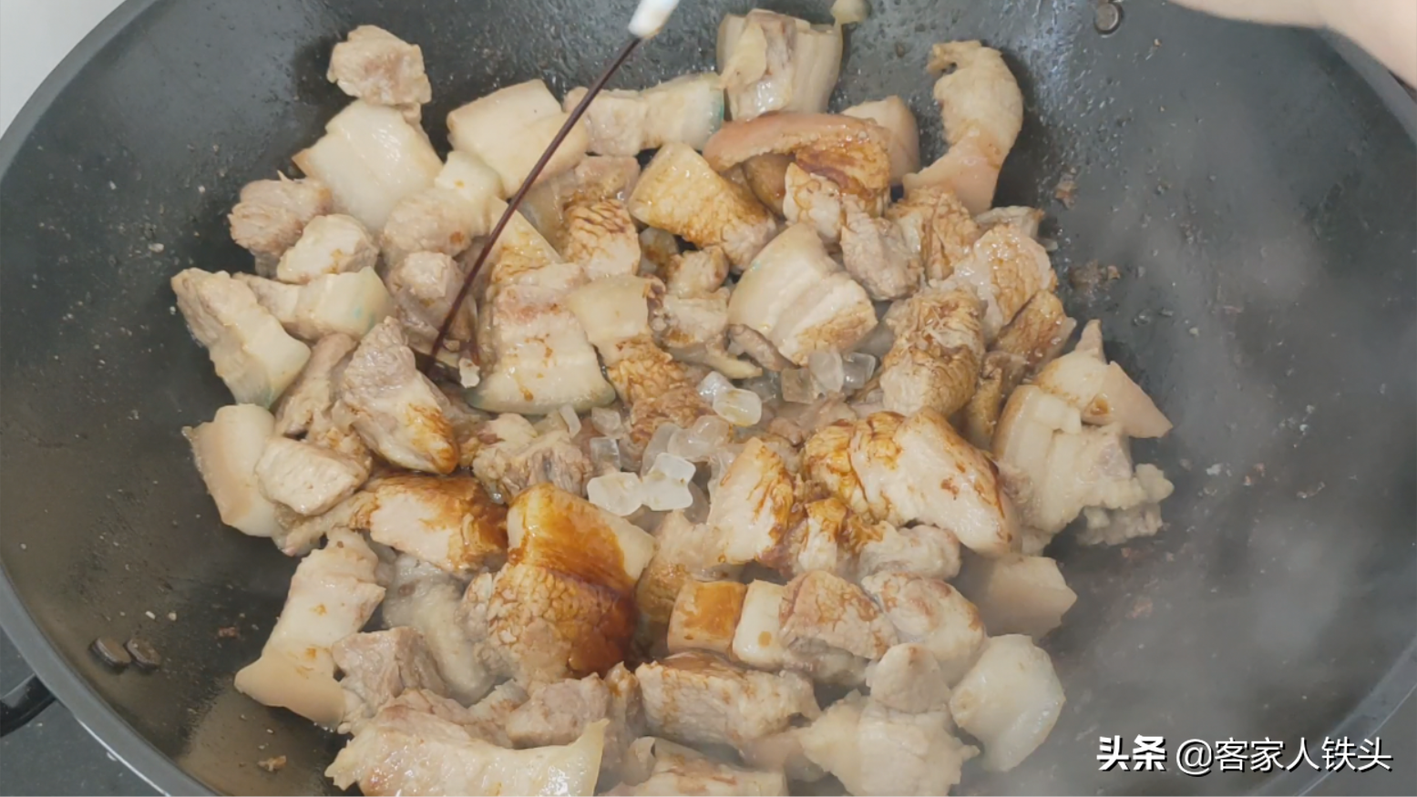 廣東人酒席上必上的一道菜，不用大料，出鍋口感香軟，好吃又不膩