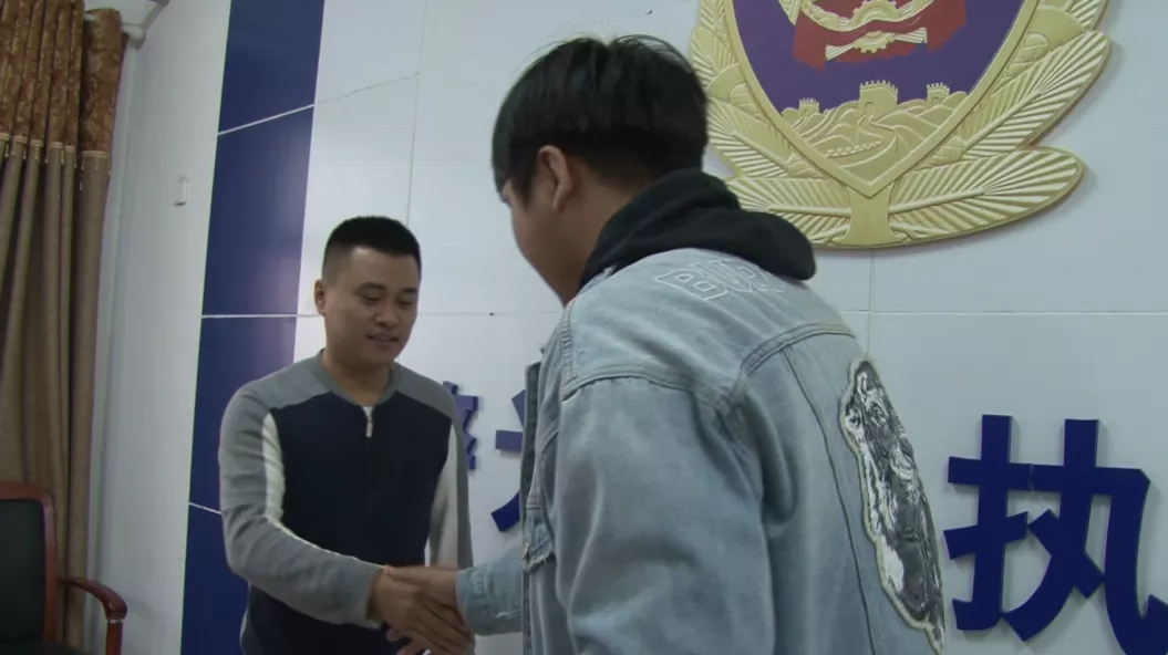 榜样！濮阳小伙捡到两万现金报警寻失主